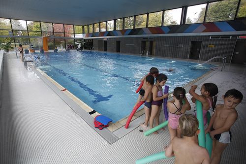 Kinder mit Schwimmnudeln vor dem Schwimmerbecken im Hallenbad Vaihingen