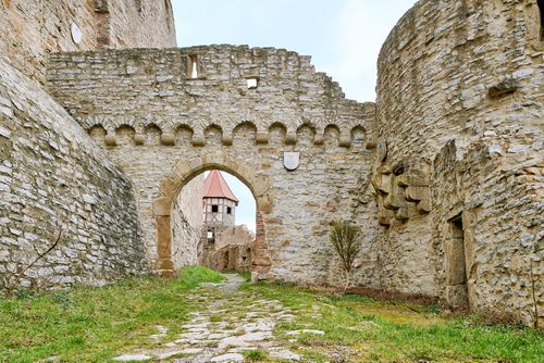 Die Burg besitzt eine bestens erhaltene Kernburg mit einem Labyrinth aus Treppen und Gängen. 