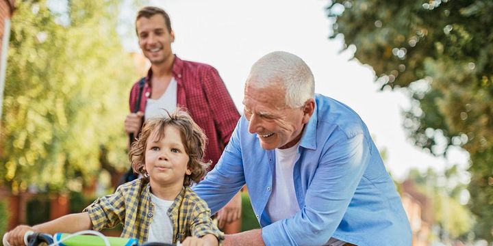 Mit den Enkeln spielen und herumtoben - auch dafür sind gesunde Gelenke eine wichtige Voraussetzung.