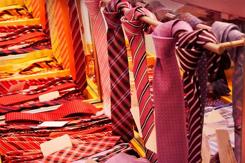 Verschiedenfarbige Krawatten mit unterschiedlichen Mustern