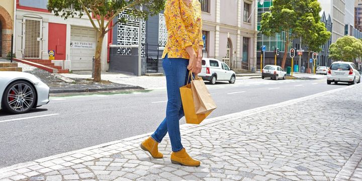 Frau mit modischen gelben Schuhen