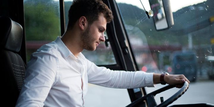 Busfahrer am Steuer - Berufskraftfahrer