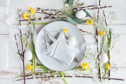 Oster-Tischdeko mit Weidenkätzchen und Narzissen
