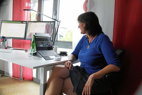 Dipl.-Psychologin Sandra Kuhn-Krainick beim Online-Coaching vom heimischen Schreibtisch.