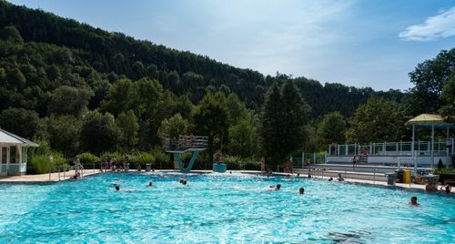 Badegäste beim Schwimmen im Freibad Rottenburg