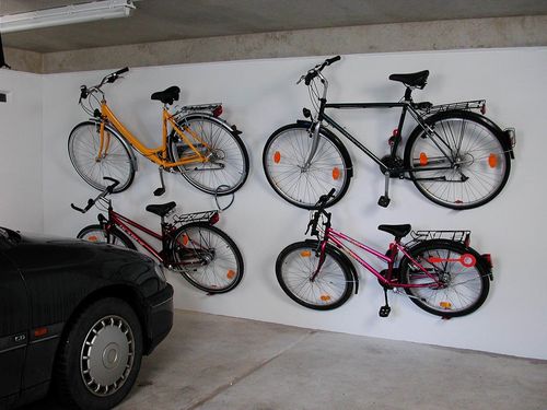 Vier Fahrräder an der Garagenwand aufgehängt