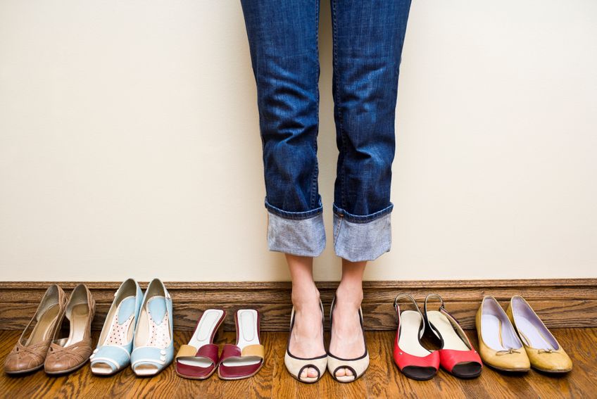 Frau mit ihren Schuhen paarweise nebeneinander