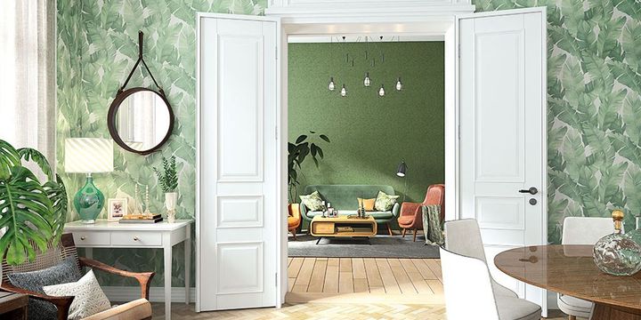 Tapete mit grünem Palmenmuster im Esszimmer mit Blick ins Wohnzimmer