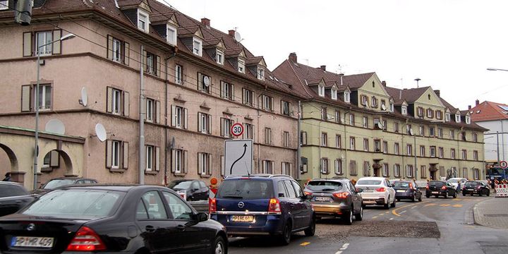 Das Gebäude Mannheimer Straße 14-20 (hinten) wird ab 2019 saniert.