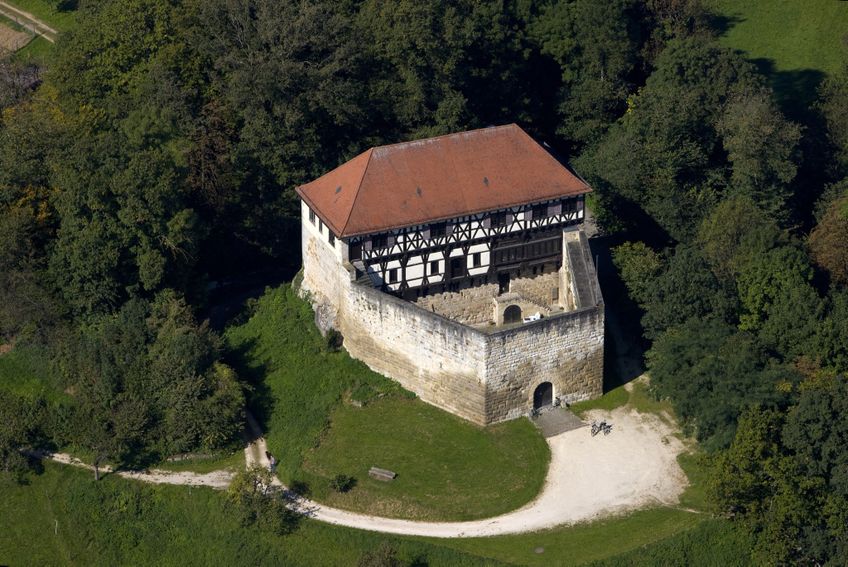 Luftaufnahme der Burg Wäscherschloss