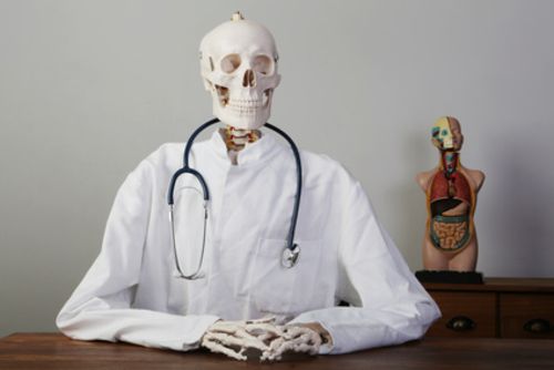 Ein Skelett-Arzt sitzt in seiner Praxis im Liveexit Renningen.