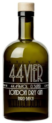 Eine Flasche 44Vier London Dry Gin von der Heckengäu Brennerei