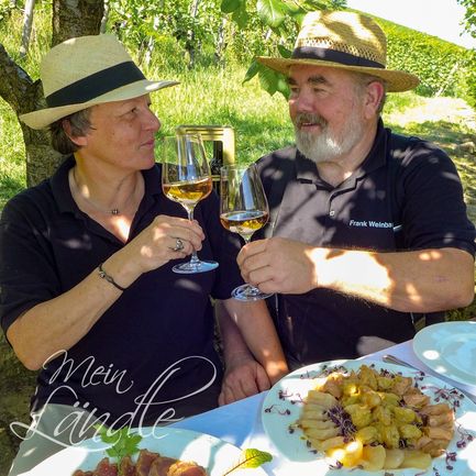Winzerpaar Frank genießt den Rosewein beim Picknick