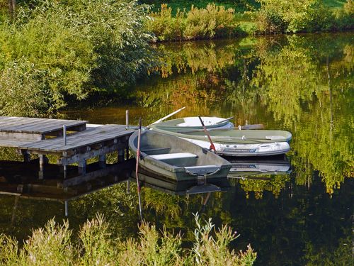 Boote liegen an der Anlegestelle am See