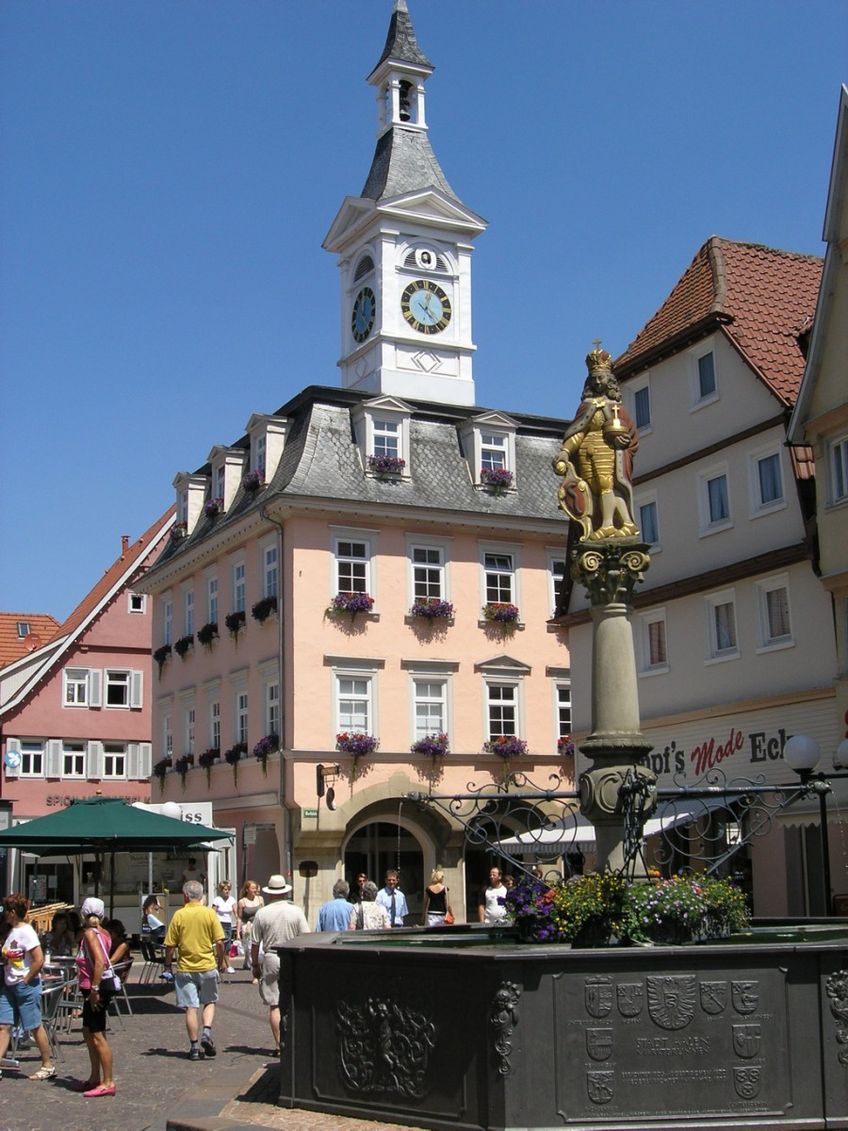 Das Urweltmusuem direkt am Aalener Marktplatz im historischen Gebäude mit dem Spionenturm. 