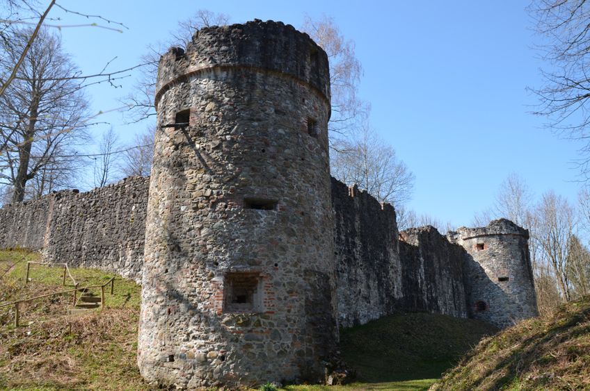 Ein Teil der Burgmauer mit Turm.