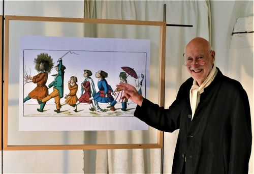 Kurator Rolf Heinzmann zeigt den „Struwwelpeter“.