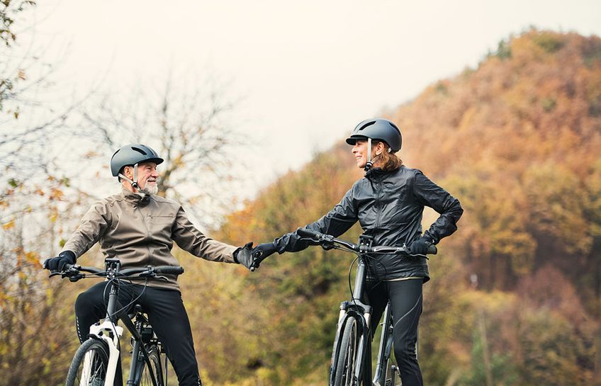 Paar auf Fahrradtour mit E-Bikes