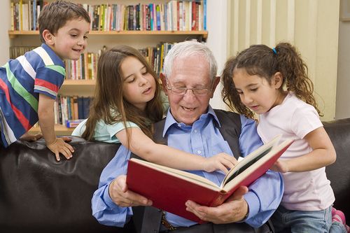 Opa liest seinen Enkelkindern vor.