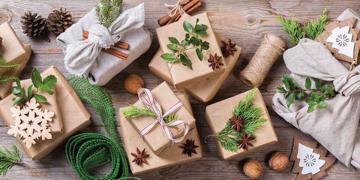 Weihnachtsgeschenke in nachhaltigem Verpackungsmaterial