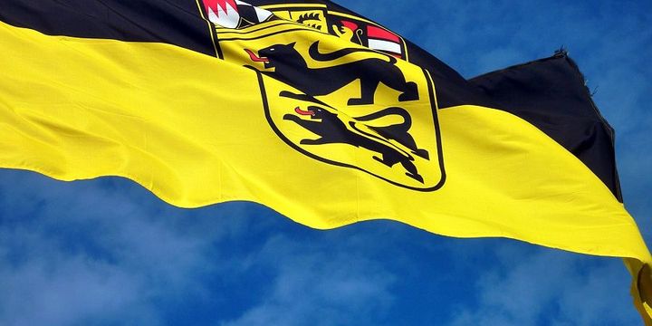 Die baden-württembergische Landesflagge weht im Wind