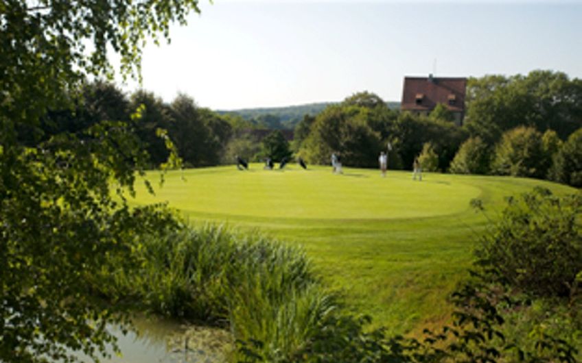 Golfer auf der idyllischen Golfanlage Hohenhardter Hof
