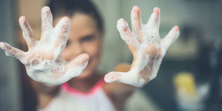 Kind mit schaumigen Händen