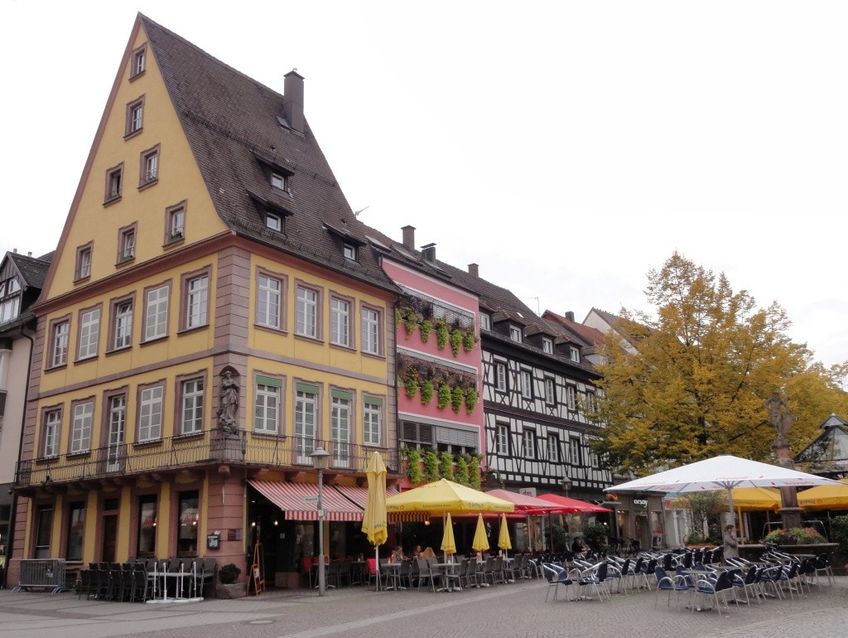 Die Hauptstraße in Offenburg mit Fachwerkhäußern und Cafés
