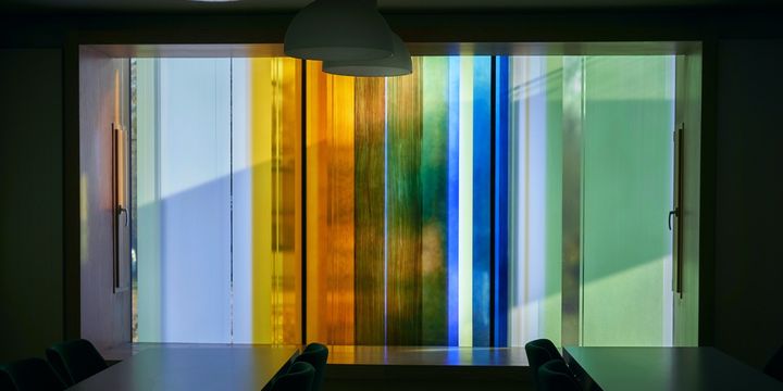 Fenster im Dietrich-Bonhoeffer-Raum von Bernhard Huber