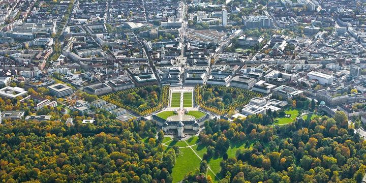 Luftbild von oben: Karlsruhe ist eine Fächerstadt.