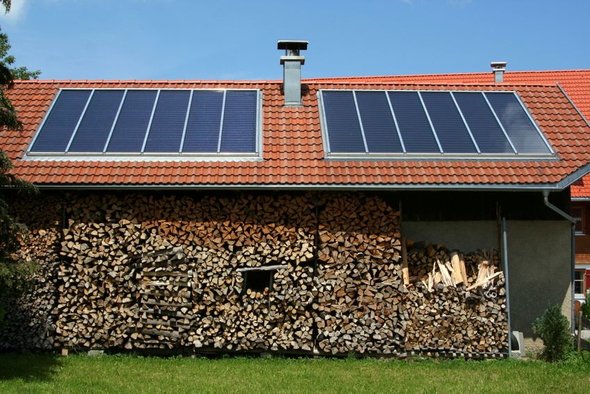 Solardach mit Holzvorrat