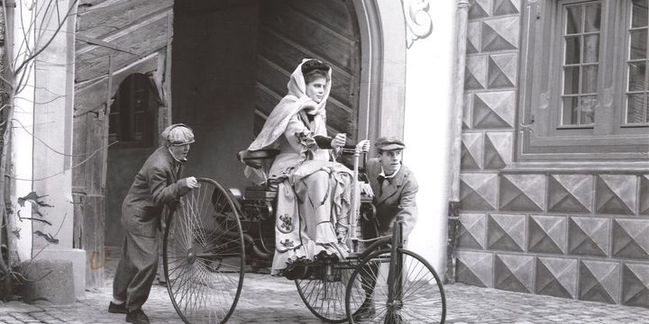 1888 brach Bertha Benz mit ihren Söhnen Eugen und Richard von Mannheim nach Pforzheim auf und bewies so die Alltagstauglichkeit des Automobils.