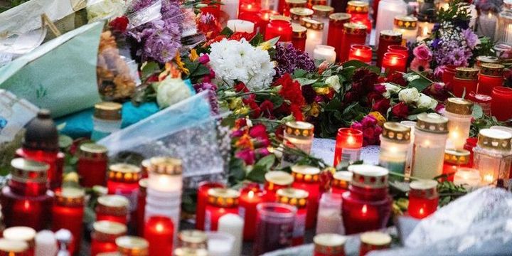 Tödliche Schüsse an Offenburger Schule: Blumen und Kerzen liegen während einer stillen Gedenkveranstaltung vor der Offenburger Schule.