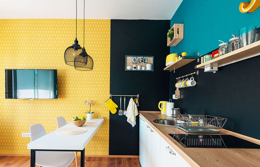 Moderne Küche in türkis, gelb und schwarz