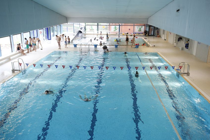 Schwimmer- sowie Nichtschwimmerbecken mit großer Wasserrutsche im Hallenbad in Zuffenhausen