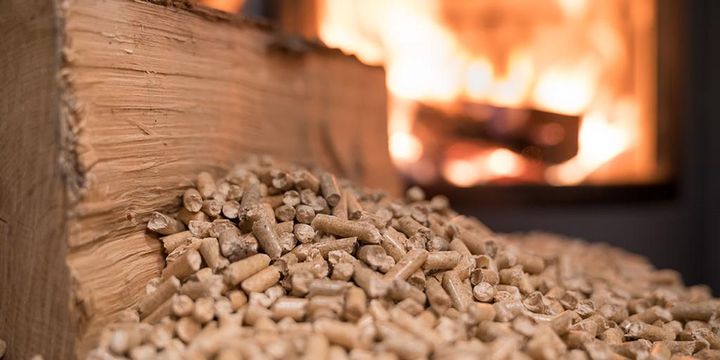 Nachhaltige Holz- und Pellettheizung mit gemütlichem Kaminfeuer