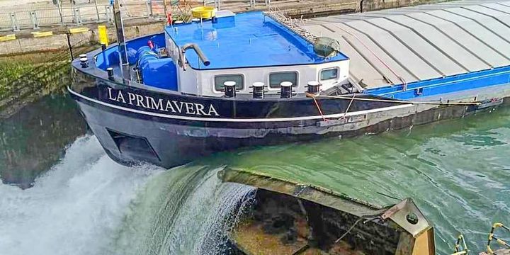 Das Gütermotorschiff La Primavera hat ein Schleusentor bei Iffezheim gerammt und beschädigt. Die Reparatur soll 1 Jahr lang dauern.