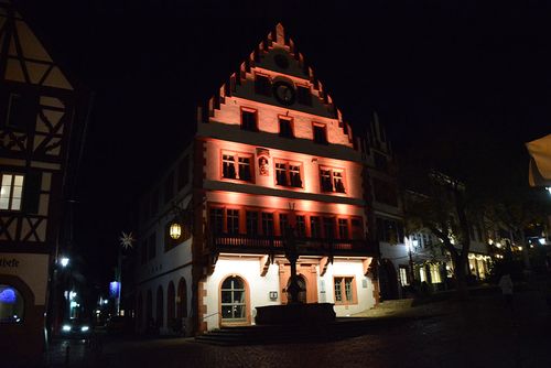 Das Alte Rathaus erstrahlte in Orange