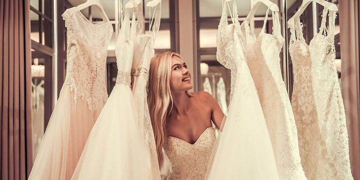 Braut sucht Hochzeitskleider aus