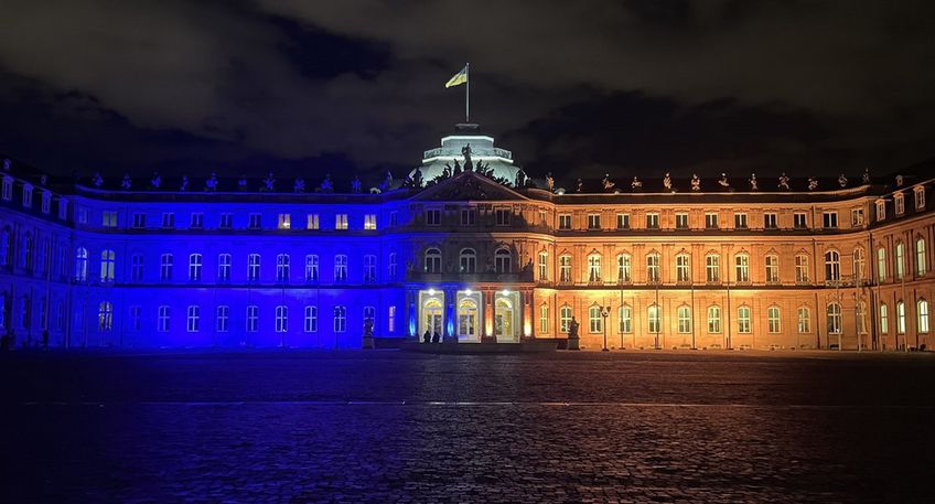 Als Zeichen der Solidarität leuchtet das Neue Schloss in Stuttgart in den Farben der Flagge der Ukraine