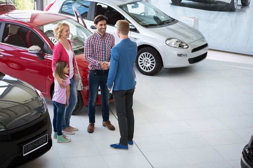 Beratung von Kunden im Autohaus