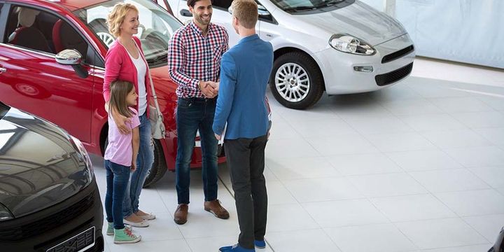 Beratung von Kunden im Autohaus