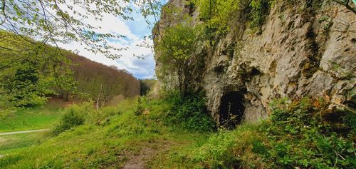 Die Ramensteinhöhle ist eine 45 Meter lange Durchgangshöhle. 