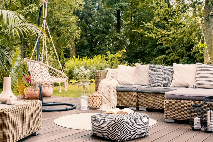 Sitzecke auf der Terrasse mit Gartenmöbeln