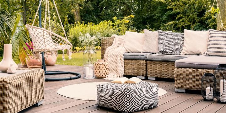 Sitzecke auf der Terrasse mit Gartenmöbeln