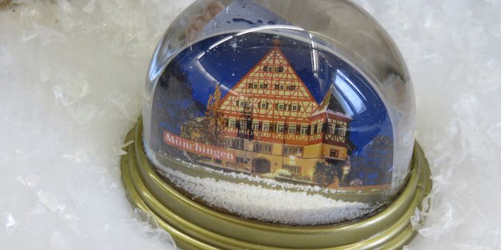 Die Münchingen-Schneekugel kann für 6 Euro im Heimatmuseum sowie im Bürgerservice Münchingen erworben werden.