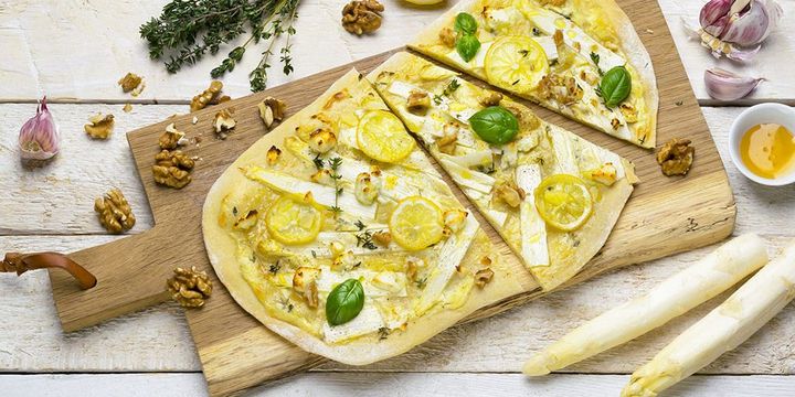 Rezept Spargel-Zitronen-Pizza mit Ziegenkäse und Honig
