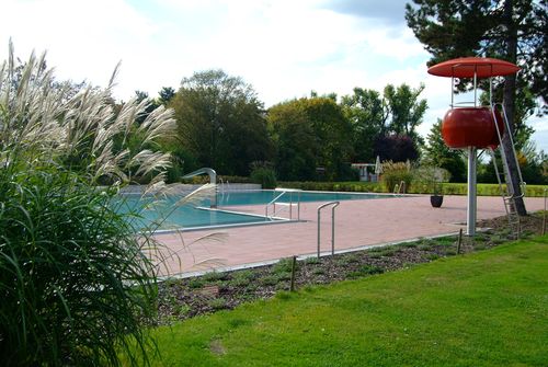 Schwimmbecken und Außenbereich im Freibad Heddesheim