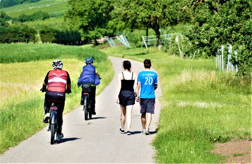 Radfahrer und Wanderer im Kraichgau sind gerade bei schönen Wetter gern unterwegs.