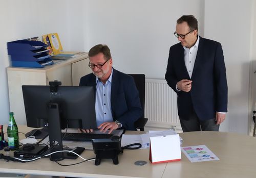 Bürgermeister Thomas Jakob-Lichtenberg (r.) schaut Konrad Sommer an seinem neuen Arbeitsplatz über die Schulter.